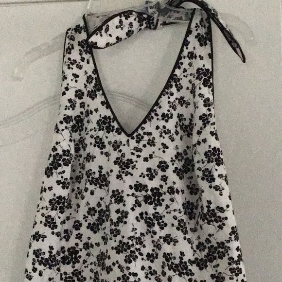 Halter dress with pretty, feminine black and white floral print - Picture 2 of 3